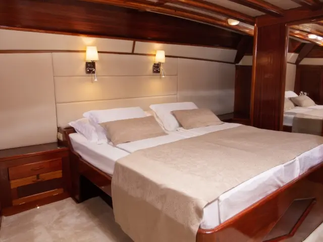Yacht Kadena cabin