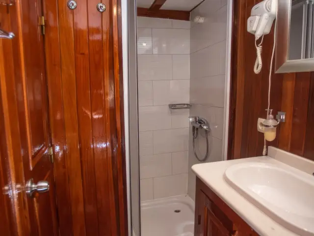 Yacht Kadena cabin bathroom