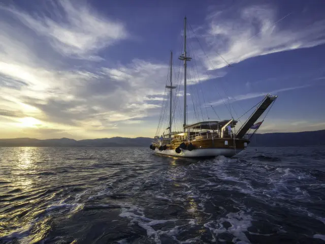 Yacht Libra side view