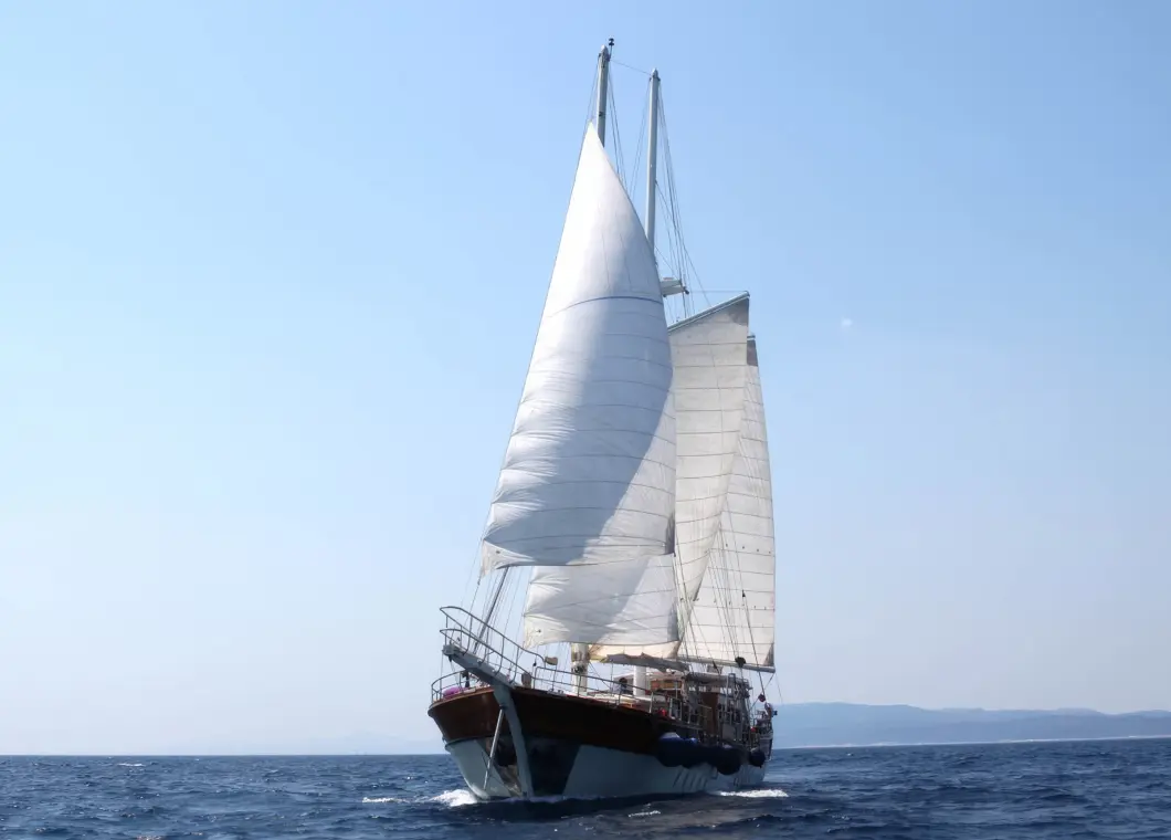 Yacht Libra sailing