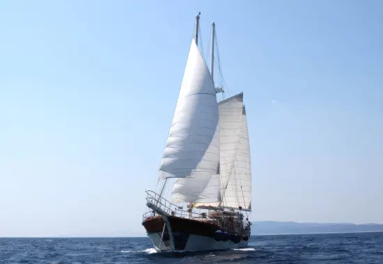 Yacht Libra sailing