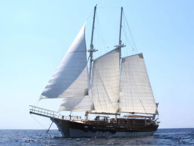 Yacht Libra sailing