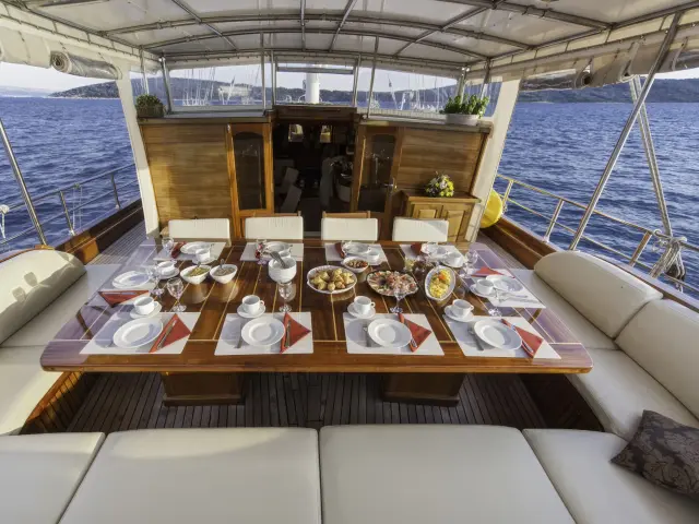 Yacht Libra dining table