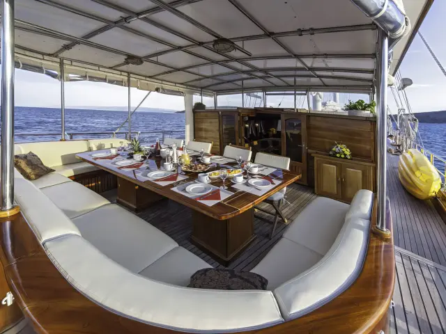 Yacht Libra dining table