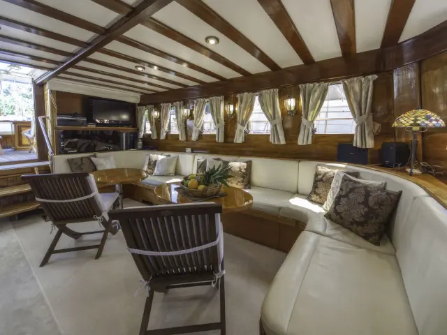 Yacht Libra saloon