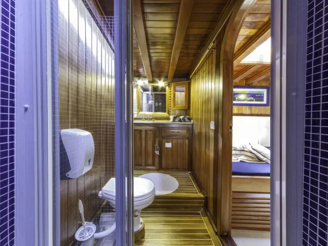 Yacht Libra cabin bathroom