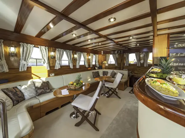 Yacht Libra saloon