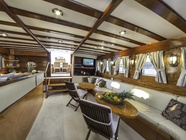 Yacht Libra saloon