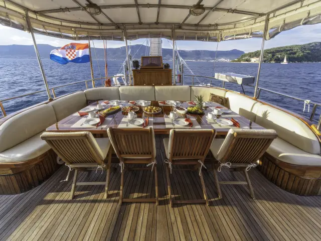 Yacht Libra dining table