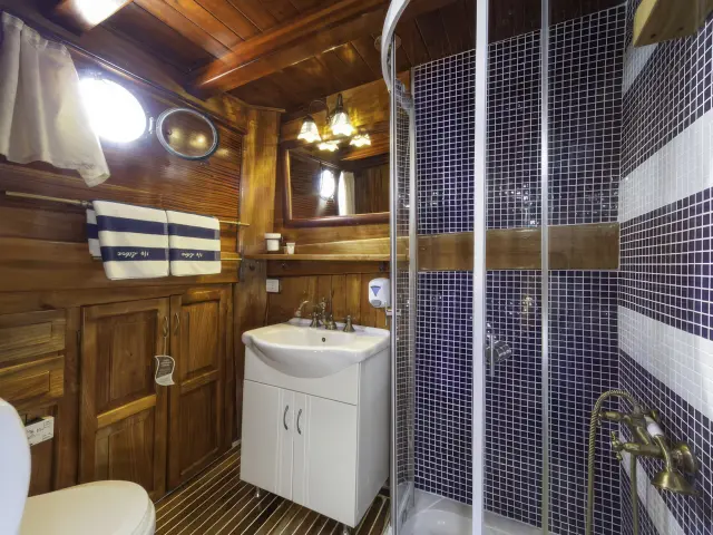Yacht Libra cabin bathroom