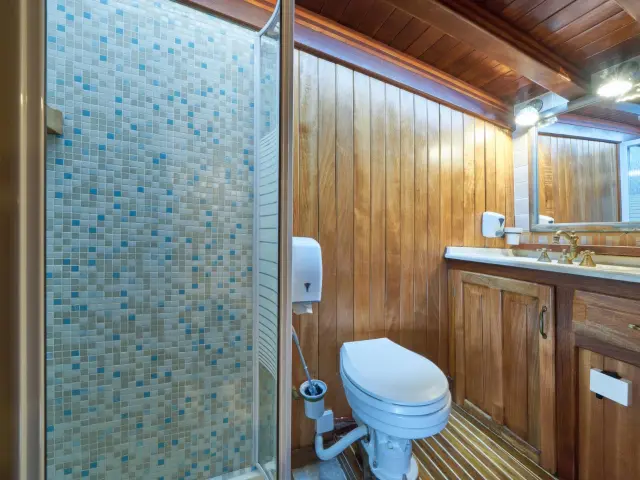Yacht Libra cabin bathroom
