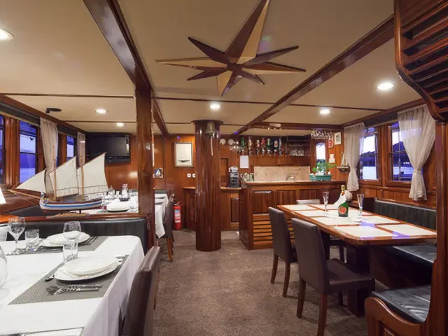Yacht Tajna Mora saloon