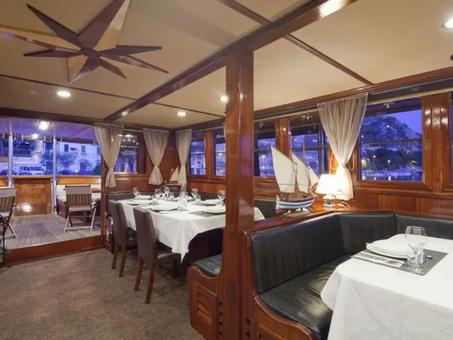 Yacht Tajna Mora saloon