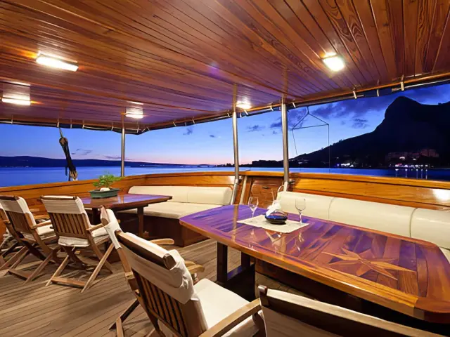 Yacht Tajna Mora dining table