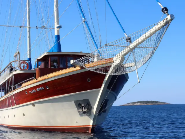 Yacht Tajna Mora front view