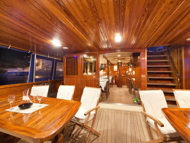 Yacht Tajna Mora saloon