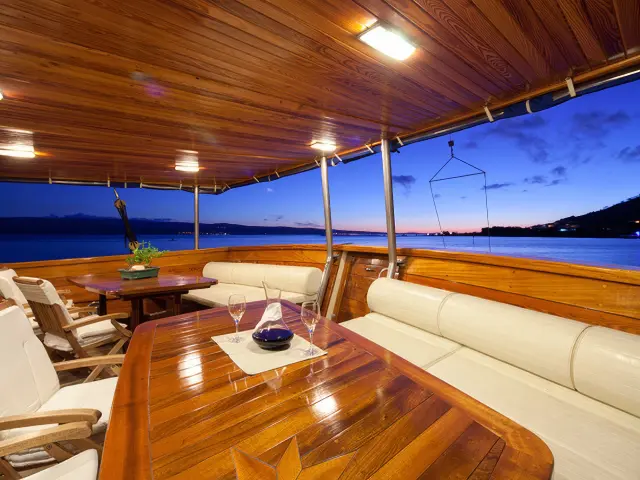 Yacht Tajna Mora dining table