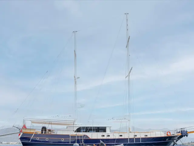 Yacht Happy Days side view