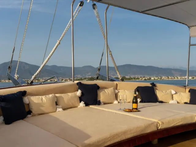 Yacht Happy Days aft