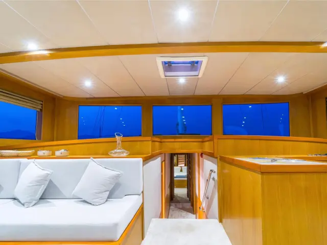 Yacht Happy Days saloon