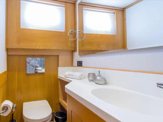 Yacht Happy Days cabin bathroom