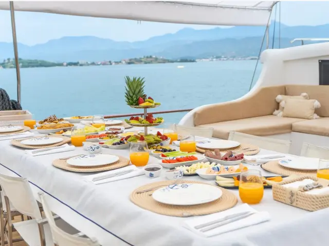 Yacht Happy Days dining table