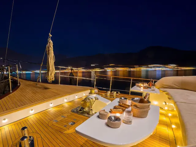 Yacht Happy Days deck