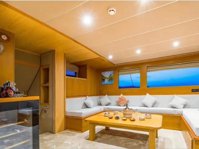 Yacht Happy Days saloon