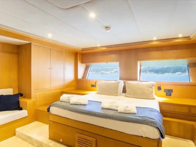 Yacht Happy Days cabin
