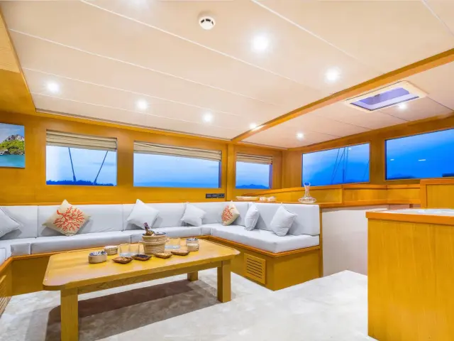 Yacht Happy Days saloon