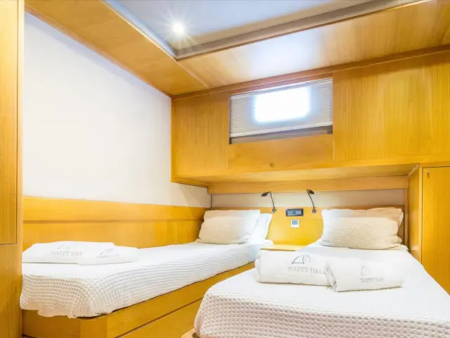 Yacht Happy Days cabin