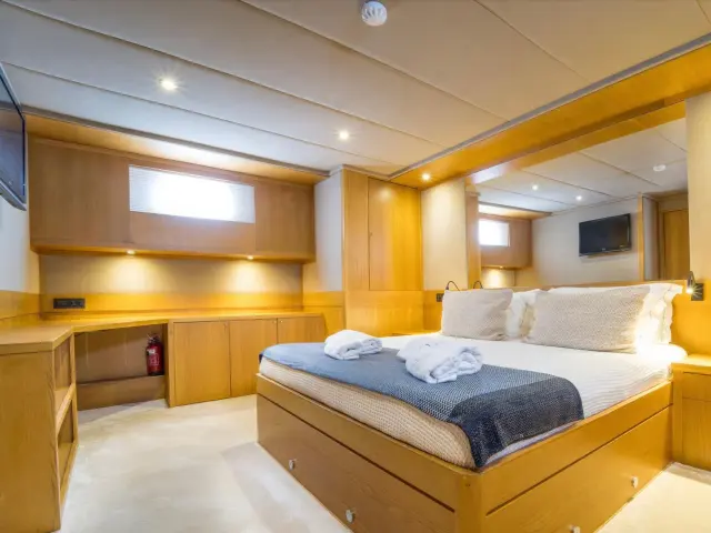 Yacht Happy Days cabin