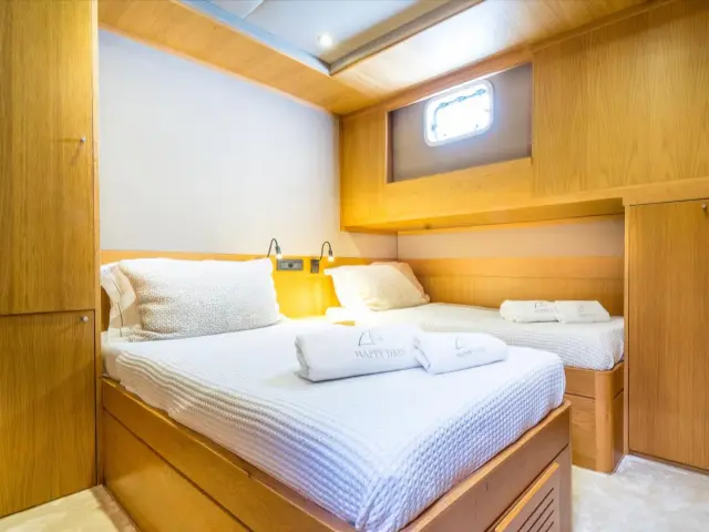 Yacht Happy Days cabin