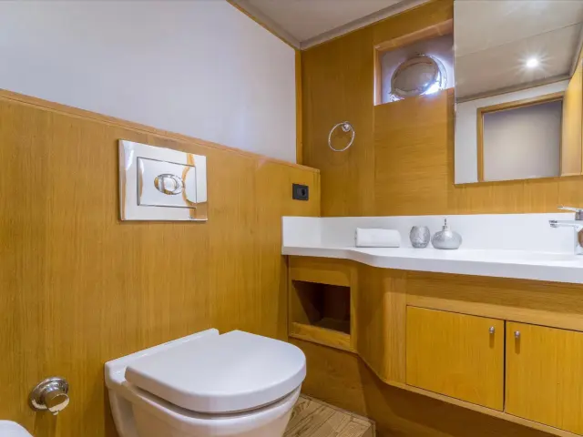 Yacht Happy Days cabin bathroom