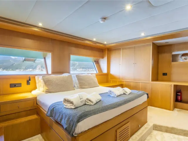 Yacht Happy Days cabin