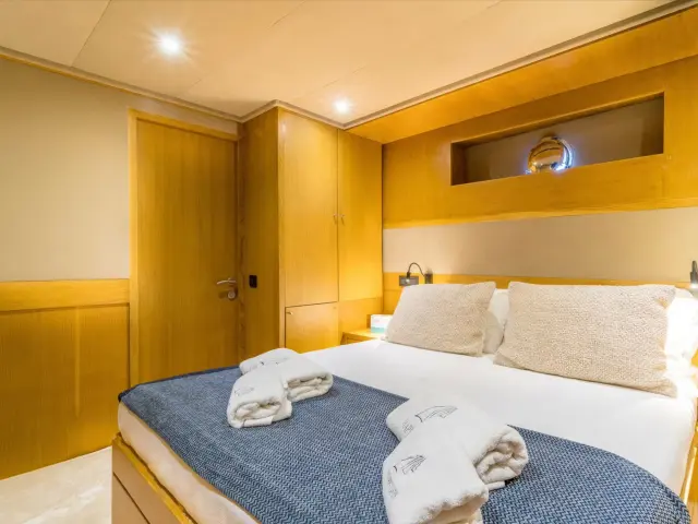 Yacht Happy Days cabin