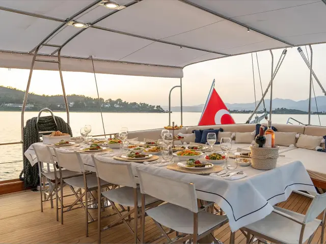 Yacht Happy Days dining table