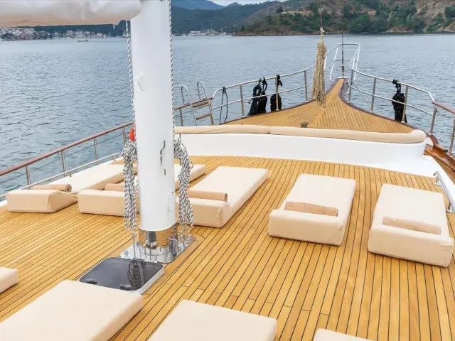 Yacht Happy Days deck