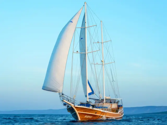 Yacht Andjeo sailing