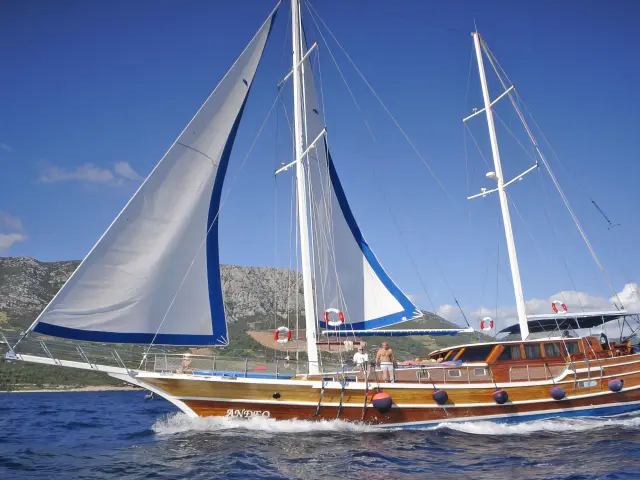 Yacht Andjeo sailing