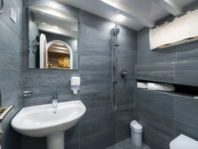 Yacht Andjeo cabin bathroom