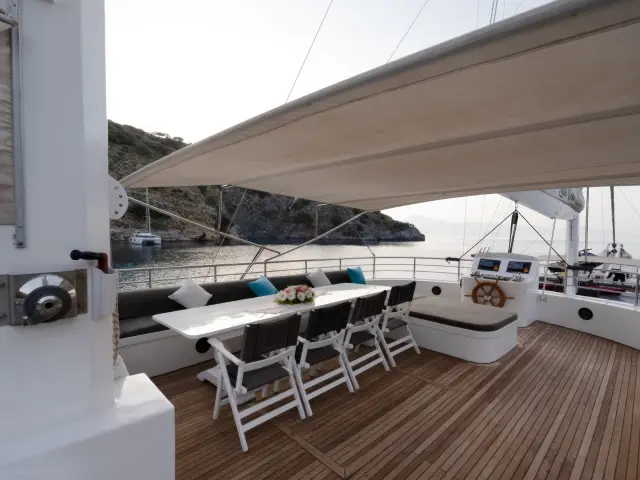 Yacht Luce del Mare saloon