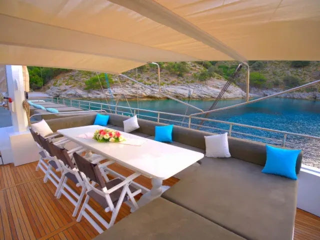 Yacht Luce del Mare deck