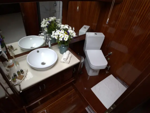 Yacht Luce del Mare cabin bathroom
