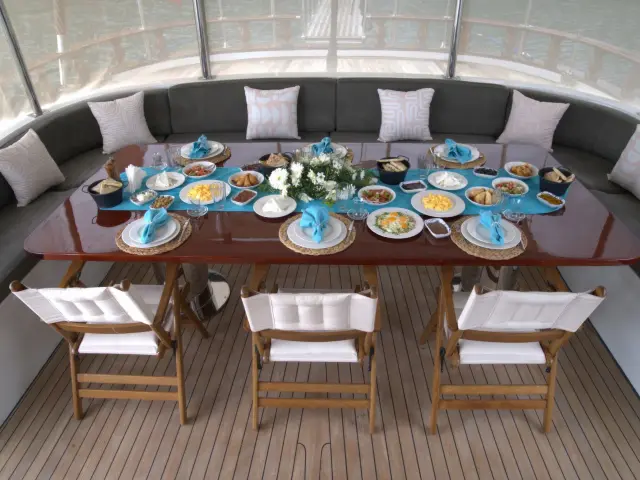 Yacht Luce del Mare dining table