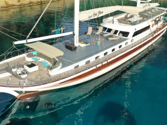 Yacht Luce del Mare aerial view