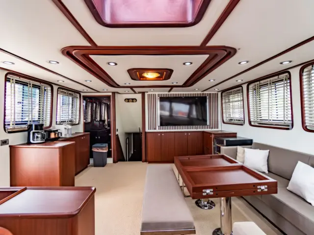 Yacht Luja saloon