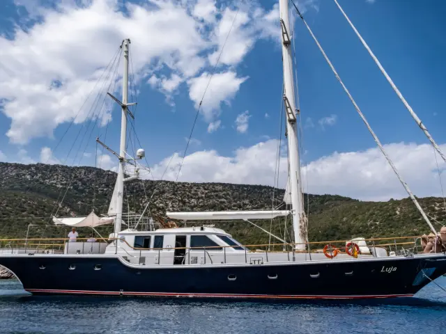 Yacht Luja side view