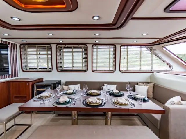 Yacht Luja saloon