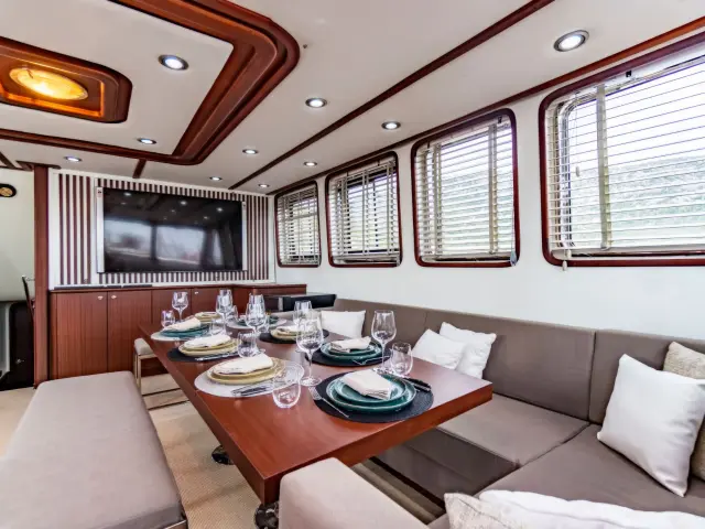 Yacht Luja saloon